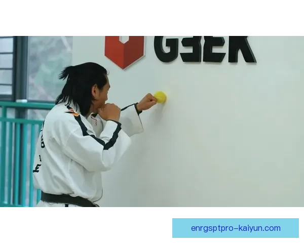 Saka 在训练场上的专注度持续提升,状态备受关注 Saka 在训练场上的专注度持续提升,状态备受关注